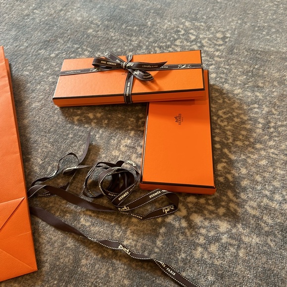 HERMES (2) BOXS SHOPPING BAG AND (2) RIBBONS HERMES - Picture 10 of 12